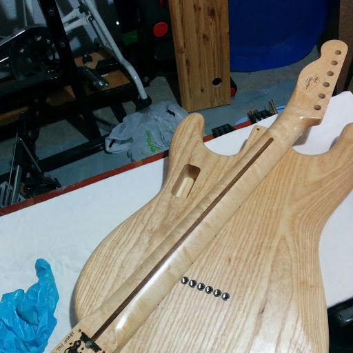 String ferrules added, and neck oiled up. That’s a walnut stripe on the back of the neck.